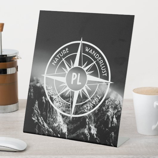 Compass star embleem monogram dramatische bergen reclamebord met voetstuk (Insitu)