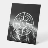 Compass star embleem monogram dramatische bergen reclamebord met voetstuk (Voorkant)