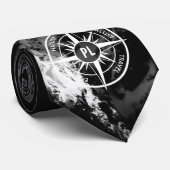 Compass star embleem monogram dramatische bergen stropdas (Opgerold)