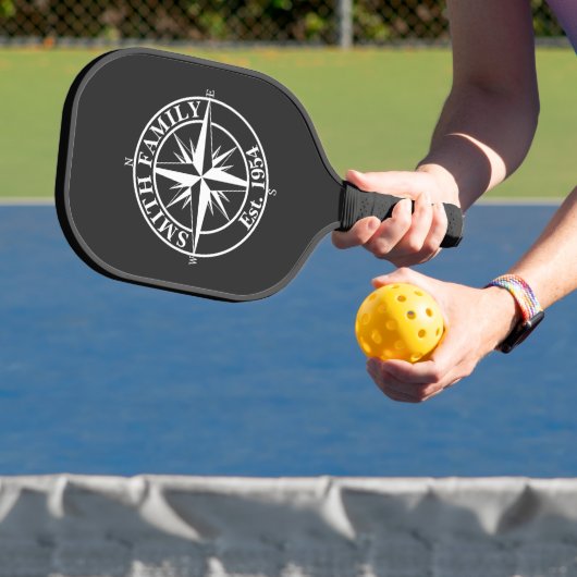 Compass star monogram, personaliseerbaar embleem pickleball paddle (Insitu)
