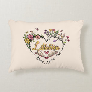 Compassionate Librarian – Floral Heart Design Accent Kussen