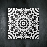 Complex zwart-wit geometrisch patroon tegeltje<br><div class="desc">Deze decoratieve keramische tegel heeft een complex geometrisch patroon dat zowel boeiend als ingewikkeld is. Het ontwerp bestaat uit een schril contrast tussen zwarte en witte tinten. In het hart van de tegel bevindt zich een opvallende sterachtige vorm, die de kern van het ontwerp vormt. Vanuit dit centrale punt stralen...</div>