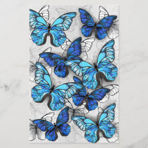 Compositie van witte en blauwe vlinders flyer