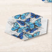 Compositie van witte en blauwe vlinders kartonnen onderzetters (Schuin)