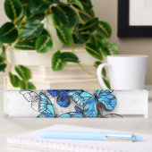 Compositie van witte en blauwe vlinders naambordje