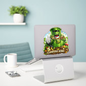 Compost Koning - Waterdichte Sticker voor Afvalcon (Laptop op bureau)