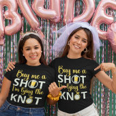 Comprame un Trago estoy atando al Novio Graciosa T-shirt