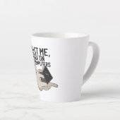 Computer kat vertrouw me dat ik aan computers werk latte mok (Rechterhoek)