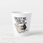 Computer kat vertrouw me dat ik aan computers werk latte mok (Voorkant)