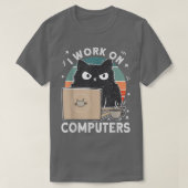 Computerkat I van de computer werkt op computerkat T-shirt (Design voorkant)