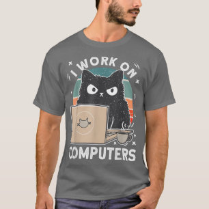 Computerkat I van de computer werkt op computerkat T-shirt