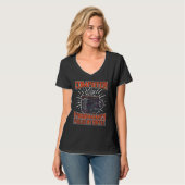 Computerprogrammeur die wordt gevoed door koffie t-shirt (Voorkant volledig)