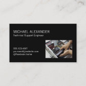 Computertechnicus die hardware vervangt visitekaartje (Voorkant)