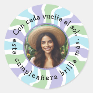 Con cada vuelta al sol esta cumpleañera brilla más ronde sticker