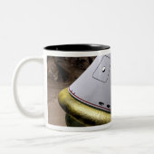 Concept van een voertuig voor de exploratie van be tweekleurige koffiemok (Links)