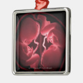 Conceptueel afbeelding van een baarmoeder met twee metalen ornament (Links)