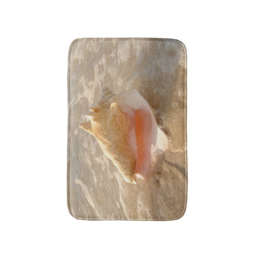 Conch Shell in zand op tropisch strand Badmat (Voorkant Verticaal)