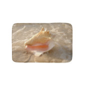 Conch Shell in zand op tropisch strand Badmat (Voorkant)