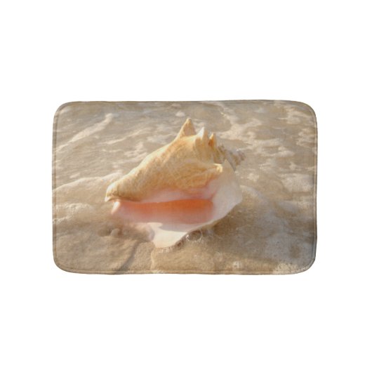 Conch Shell in zand op tropisch strand Badmat (Voorkant)