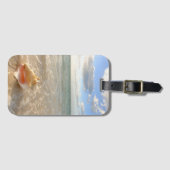 Conch Shell in zand op tropisch strand Bagagelabel (Voorkant (horizontaal))