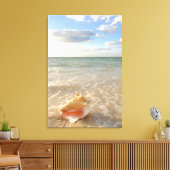 Conch Shell in zand op tropisch strand Canvas Afdruk (Insitu (Woonkamer))