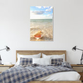 Conch Shell in zand op tropisch strand Canvas Afdruk (Insitu (Slaapkamer))