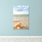 Conch Shell in zand op tropisch strand Canvas Afdruk (Insitu (Houten vloer))