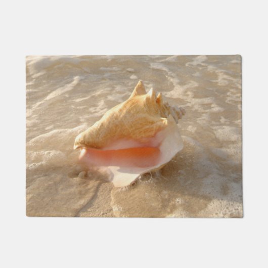 Conch Shell in zand op tropisch strand Deurmat (Voorkant)
