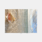 Conch Shell in zand op tropisch strand Fleece Deken (Voorkant (Horizontaal))
