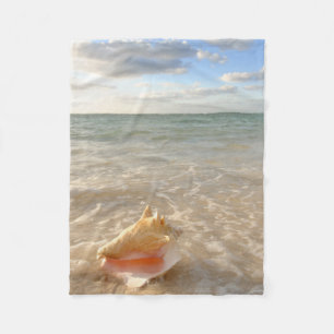 Conch Shell in zand op tropisch strand Fleece Deken