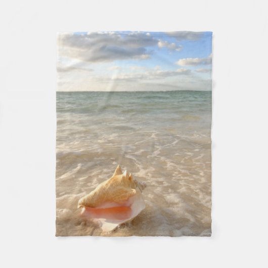 Conch Shell in zand op tropisch strand Fleece Deken (Voorkant)