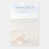 Conch Shell in zand op tropisch strand Post-it® Notes (Voorkant)