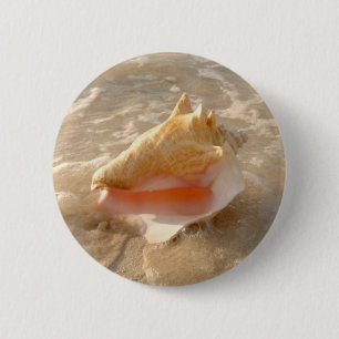 Conch Shell in zand op tropisch strand Ronde Button 5,7 Cm