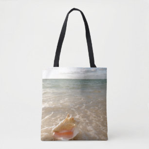 Conch Shell in zand op tropisch strand Tote Bag