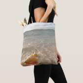 Conch Shell in zand op tropisch strand Tote Bag (Dichtbij)