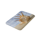 Conch Shell op Sandy Beach, Blue Sky Badmat (Gekanteld)
