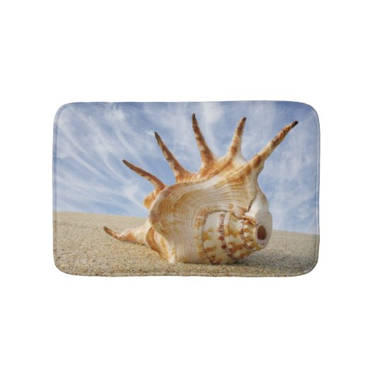 Conch Shell op Sandy Beach, Blue Sky Badmat (Voorkant)