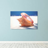 Conch Shell op strand 2 Canvas Afdruk (Insitu (Houten vloer))