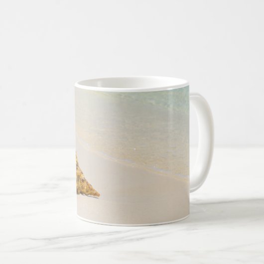 Conch Shell op strand 3 Koffiemok (Voorkant rechts)