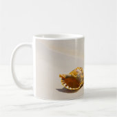 Conch Shell op strand 3 Koffiemok (Links)