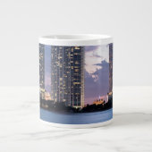 Condominiumtorens aan de waterfront in Miami Grote Koffiekop (Voorkant)