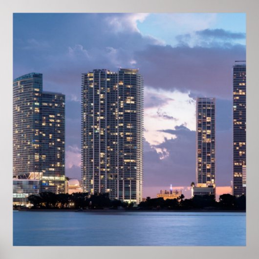 Condominiumtorens aan de waterfront in Miami Poster (Voorkant)