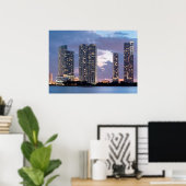 Condominiumtorens aan de waterfront in Miami Poster (Thuiskantoor)