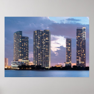 Condominiumtorens aan de waterfront in Miami Poster