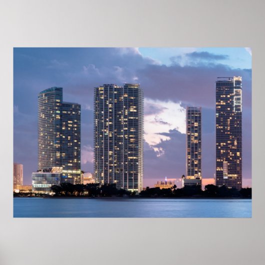 Condominiumtorens aan de waterfront in Miami Poster (Voorkant)