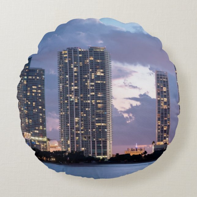 Condominiumtorens aan de waterfront in Miami Rond Kussen (Voorkant)