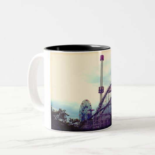 Coney Island Cyclone Tweekleurige Koffiemok (Voorkant links)