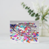 Confetti & Champagne Glas Nieuwjaar Feestdagenkaart (Staand voorkant)