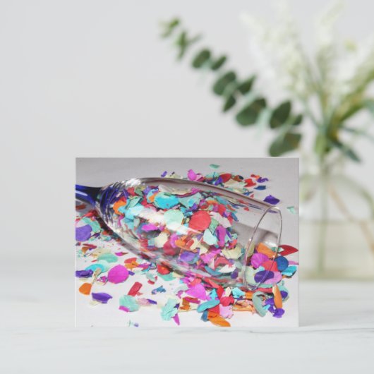 Confetti & Champagne Glas Nieuwjaar Feestdagenkaart (Staand voorkant)
