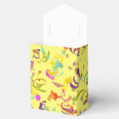 Confetti gooi stukken over een gele achtergrond bedankdoosjes (Geopend)